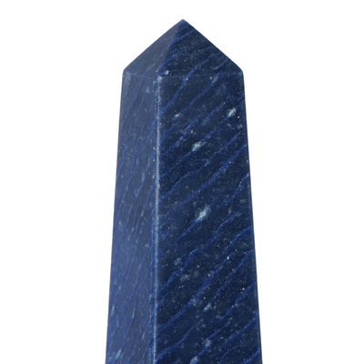 Quarz-Skulptur, 'Obelisk der Kommunikation'. - Handgeschnitzter Blauquarz-Obelisk