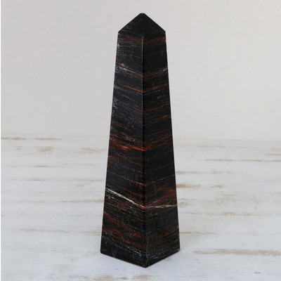 Obsidian-Skulptur, 'Obelisk des Schutzes'. - Handwerklich hergestellter Obsidian-Obelisk aus Brasilien
