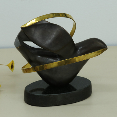 Escultura de bronce y acero. - Escultura de bronce y acero del proyecto de paz mundial de Brasil.
