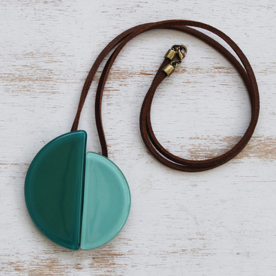 Kunsthalskette mit Glas- und Lederanhänger, 'Smooth Seas - Azurblaue und seegrüne Glasanhänger-Halskette