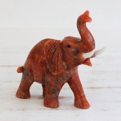 Escultura de calcita, 'Elefante de jengibre' - Escultura de elefante de calcita naranja