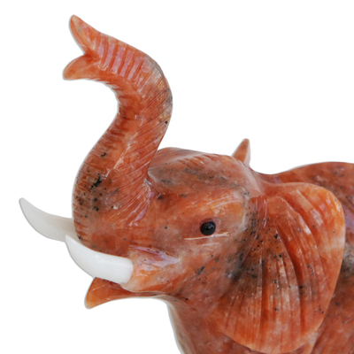 Escultura de calcita, 'Elefante de jengibre' - Escultura de elefante de calcita naranja