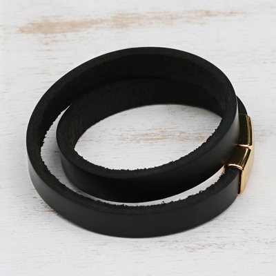 Wickelarmband aus Leder - Schwarzes Leder-Wickelarmband mit goldenem Verschluss aus Brasilien