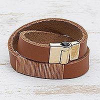 Wickelarmband aus Leder mit Goldakzent, „Rio Rustic“ – Wickelarmband aus brasilianischem Leder in Sattelbraun