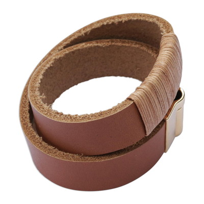 Wickelarmband aus Leder mit Goldakzent - Wickelarmband aus brasilianischem Leder in Sattelbraun