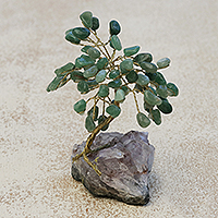 Mini-Edelsteinbaum aus Quarz und Amethyst, „Hoffnung und Glück“ – Brasilianische Mini-Edelsteinbaumskulptur aus grünem Quarz und Amethyst