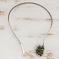 Halskette mit Serpentinenhalsband, 'Verdant Earth' - Handgefertigte Halskette mit Serpentinenhalsband