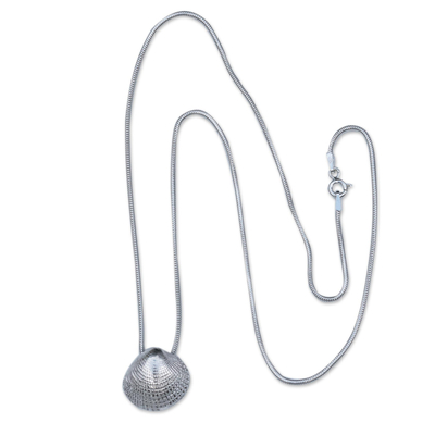 Silberne Halskette mit Anhänger, „Petite Shell“ – handgefertigte Halskette mit Muschelanhänger