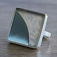 Agate cocktail ring, 'Degree of Freedom' - Modern Grey Agate Cocktail Ring