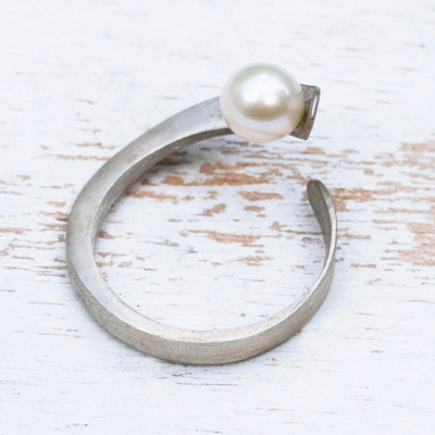 Zuchtperlen-Wickelring, 'Rio Treasure' - Handgefertigter Ring aus gebürstetem Silber mit Zuchtperlen