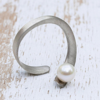 Cultured pearl wrap ring, 'Rio Treasure' - Handmade Brushed Silver Cultured Pearl Ring