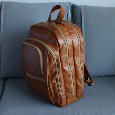 Lederrucksack - Gepolsterter Rucksack aus karamellfarbenem und beigem Leder aus Brasilien