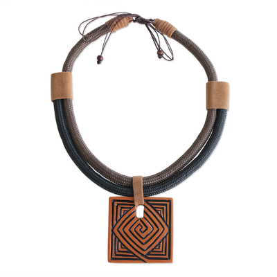 Halskette mit Keramikanhänger, „Iracema“ – Halskette mit geometrischem Keramikanhänger aus Brasilien