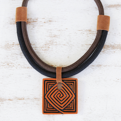 Halskette mit Keramikanhänger, „Iracema“ – Halskette mit geometrischem Keramikanhänger aus Brasilien