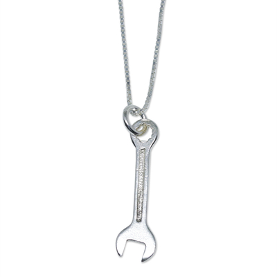 Silberne Halskette mit Anhänger - Handgefertigte Schraubenschlüssel-Halskette