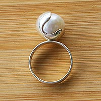 Cultured pearl cocktail ring, 'Captive Beauty' - 950 Silver and Cultured Pearl Ring
