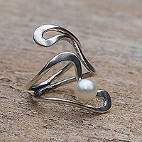 Anillo de cóctel de perlas cultivadas, 'Curvas brasileñas' - Anillo de plata de ley hecho a mano en espiral con perla cultivada