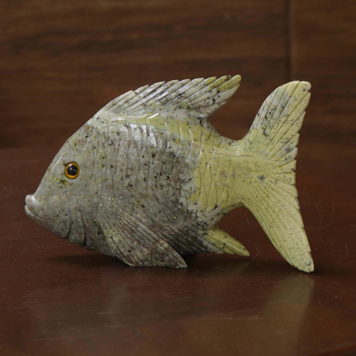 Figurilla de dolomita, 'Pez Jengibre' - Escultura de pez dolomita tallada a mano artesanal de Brasil