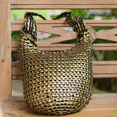 Pop-Top-Hobo-Handtasche aus recyceltem Aluminium - Recycelte goldene Pop-Top-Hobo-Handtasche aus Brasilien