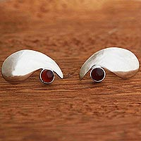 Granat-Knopfohrringe, „Abstraktes Auge“ – Ohrstecker aus Sterlingsilber in Augenform mit Granaten