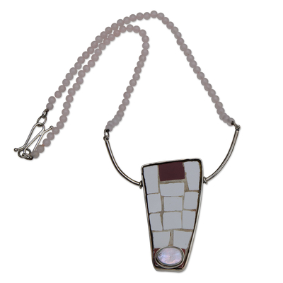 Halskette mit Rosenquarz und Keramik-Anhänger, 'Reconnected' - Rosenquarz-Mosaik-Anhänger-Halskette mit einer Zuchtperle