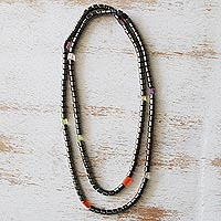 Lange Hämatit-Perlenkette, „Inflection Point“ – Lange Perlen-Edelstein-Halskette aus Brasilien