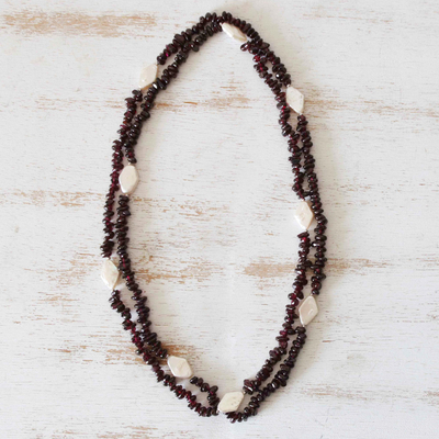Lange Perlenkette aus Granat und Zuchtperle - Handgefertigte Halskette aus Zuchtperlen und Granat