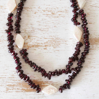 Lange Perlenkette aus Granat und Zuchtperle - Handgefertigte Halskette aus Zuchtperlen und Granat