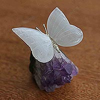 Skulptur aus Amethyst und Selenit, „Ruhender Schmetterling“ – Schmetterling mit Selenitflügeln auf Amethyststein aus Brasilien