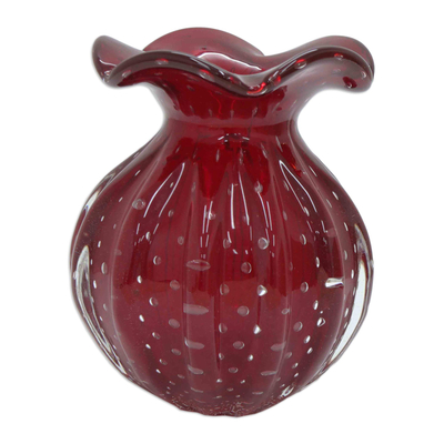 Vase aus mundgeblasenem Kunstglas, 'Strawberry Marmalade' (breit) - Brasilianische mundgeblasene geraffte rote breite Glasvase