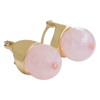 Vergoldete Rosenquarz-Tropfenohrringe, 'Pink Acorn - Saddleback-Ohrringe aus Rosenquarz und 18 Karat vergoldet