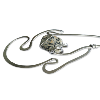 Halskette mit Jaspis-Anhänger - Brauner Jaspisstein, eingefasst in eine Halskette mit Anhänger aus Edelstahl