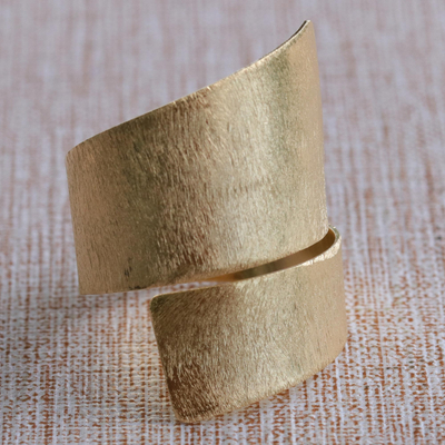 Anillo envolvente chapado en oro, 'Espiral solar' - Anillo envolvente moderno hecho a mano chapado en oro de 18 quilates de Brasil