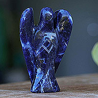 Figura de sodalita, 'Ángel calmante' - Escultura de ángel de piedra preciosa pequeña de sodalita azul oscuro