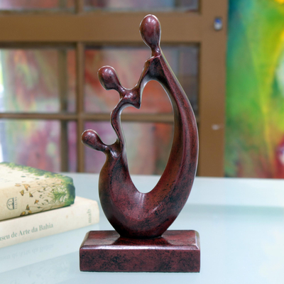 Harz-Skulptur, 'Die Heilige Familie' - Moderne Skulptur der Heiligen Familie aus rotem Kunstharz aus Brasilien