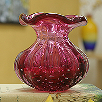 Mundgeblasene Kunstglasvase, „Cherry Marmalade“ (5 Zoll) - Brasilianische mundgeblasene, tiefrote Kunstglasvase mit Rüschen (5 Zoll)