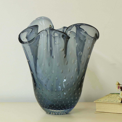 Handgeblasene Kunstglasvase - Blaue mundgeblasene Kunstglasvase mit Rüschen aus Brasilien
