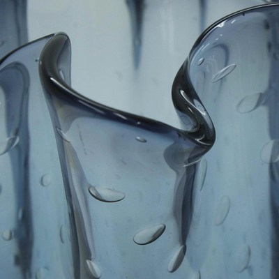 Handgeblasene Kunstglasvase - Blaue mundgeblasene Kunstglasvase mit Rüschen aus Brasilien