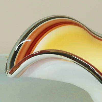 Handgeblasener Tafelaufsatz aus Kunstglas - Handgeblasener Tafelaufsatz aus bernsteinfarbenem und weißem Kunstglas aus Brasilien