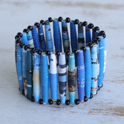 Stretch-Armband aus recyceltem Papier mit schwarzen Perlen - Blaues Armband aus recyceltem Papier mit schwarzen Perlen, hergestellt in Brasilien