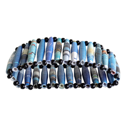 Stretch-Armband aus recyceltem Papier mit schwarzen Perlen - Blaues Armband aus recyceltem Papier mit schwarzen Perlen, hergestellt in Brasilien