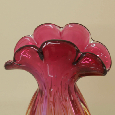 Handgeblasene Kunstglasvase, (11 Zoll) - Handgeblasene, gerüschte, tiefrote Kunstglasvase aus Brasilien (11 Zoll)