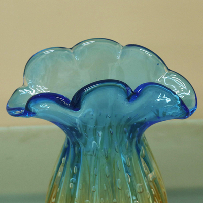 Handgeblasene Kunstglasvase, (10 Zoll) - Handgeblasene, gerüschte, blau-bernsteinfarbene Kunstglasvase aus Brasilien (10 Zoll)