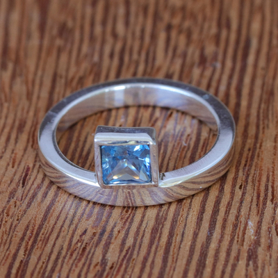 anillo de topacio azul con una sola piedra - Anillo solitario de plata con topacio azul elaborado artesanalmente