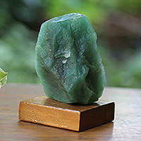Skulptur aus grünem Quarz, „Precious Compassion“ – Skulptur aus grünem Quarz und Kiefernholz, hergestellt in Brasilien