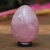 Escultura de cuarzo rosa - Escultura de huevo de cuarzo rosa brasileño con base de anillo de hematites