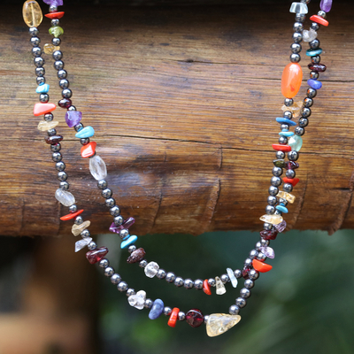Lange Perlenkette mit mehreren Edelsteinen - Lange Perlenkette mit mehreren Edelsteinen, handgefertigt in Brasilien