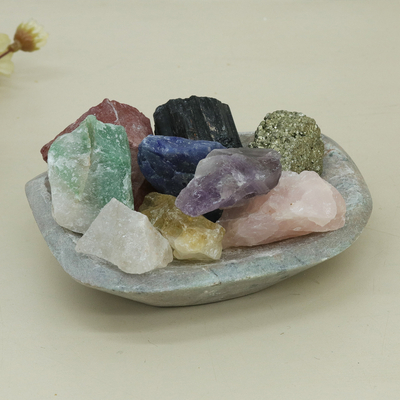 Conjunto de 9 piedras preciosas de forma libre con recipiente de