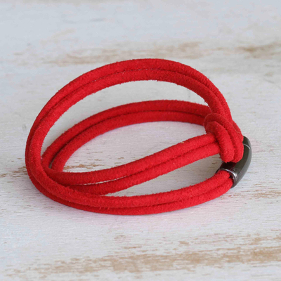 Wickelarmband aus Wildleder - Wickelarmband aus rotem Wildleder mit keltischem Knoten und Doppelsträngen