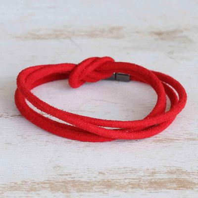 Wickelarmband aus Wildleder - Wickelarmband aus rotem Wildleder mit keltischem Knoten und Doppelsträngen